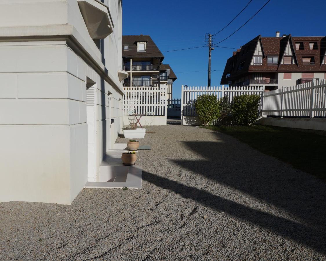 La Playa: Beachfront With Private Parking In Saint-laurent Cabourg