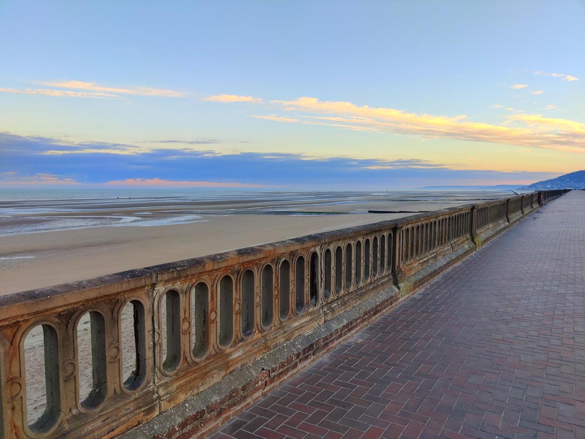 La Playa: Beachfront With Private Parking In Saint-laurent *